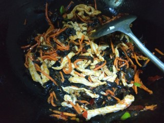 20、木耳炒肉丝,翻炒均匀