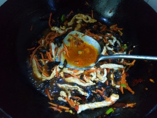 21、木耳炒肉丝,倒入小碗中的调料