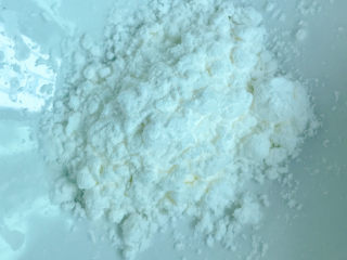 11、红油豆腐,准备好淀粉加入少许清水拌匀