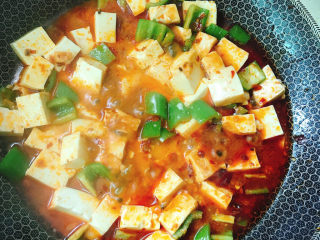 14、红油豆腐,加盐拌匀
