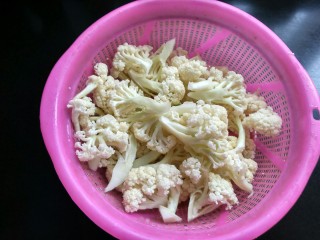 2、#厨房挑战 # 素菜 番茄烧花菜,花菜切小块,用盐水浸泡五分钟,洗净。