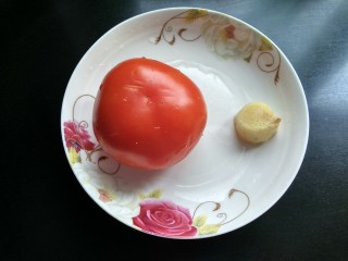 3、#厨房挑战 # 素菜 番茄烧花菜,准备番茄和生姜,洗净。