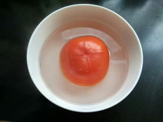 4、#厨房挑战 # 素菜 番茄烧花菜,番茄划十字,用开水烫一会。