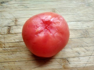 5、#厨房挑战 # 素菜 番茄烧花菜,用开水烫过的番茄很轻松的去皮了。