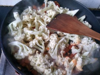 10、#厨房挑战 # 素菜 番茄烧花菜,放花菜翻炒。