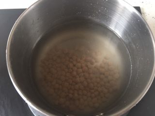 1、自制珍珠奶茶,将珍珠放入开水锅中