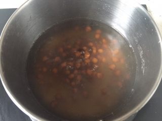 2、自制珍珠奶茶,中火煮开