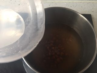 3、自制珍珠奶茶,打一些凉水，继续煮开