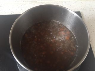 4、自制珍珠奶茶,煮到珍珠浮起来，关火焖10分钟