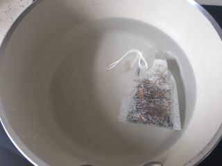 6、自制珍珠奶茶,茶包和纯净水加到奶锅中