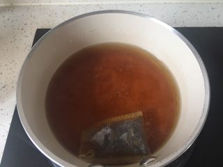 7、自制珍珠奶茶,中火煮开，转小火继续煮五分钟