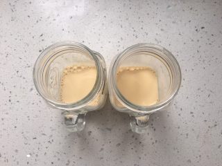 9、自制珍珠奶茶,每个杯子倒入80克淡奶