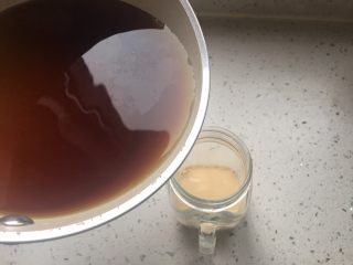 10、自制珍珠奶茶,将红茶水从高处冲入奶茶杯中