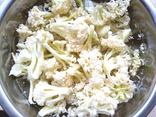1、茄汁有机菜花,菜花掰成小掰，冲洗干净，用盐水泡一下。