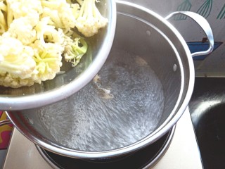 2、茄汁有机菜花,锅中烧水，水开后加入少许的盐和香油，倒入菜花焯水一分钟，不要太烂，要保持菜花的脆度。