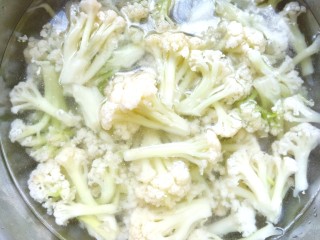 3、茄汁有机菜花,捞出过凉水