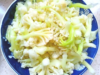 4、茄汁有机菜花,取碗，把菜花的花朝下摆放在碗中，在倒扣在盘里。