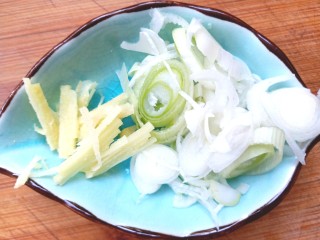 6、茄汁有机菜花,备好葱姜