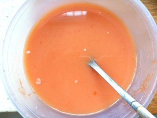 7、茄汁有机菜花,取碗调汁:放入番茄沙司，淀粉，糖，醋，盐，水，搅拌均匀，调成料汁。