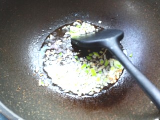 8、茄汁有机菜花,起锅烧油，下葱姜爆香