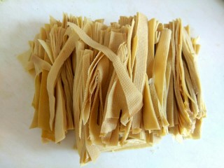 1、白菜烧干豆腐,干豆腐切丝