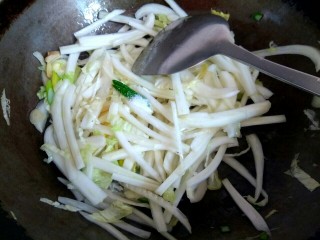 7、白菜烧干豆腐,放入适量盐，翻炒至断生