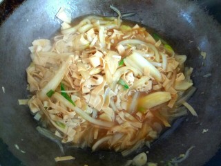 11、白菜烧干豆腐,大火烧开，翻炒均匀，汤汁粘稠，关火出锅