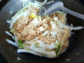 9、白菜烧干豆腐,放入半小碗清水烧开