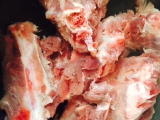 1、家常大骨汤,大骨洗净氽水