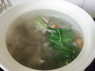 2、家常大骨汤,大骨汆水后放入砂锅中，锅中放入姜片、葱段、花椒几颗、砂仁3颗炖煮。