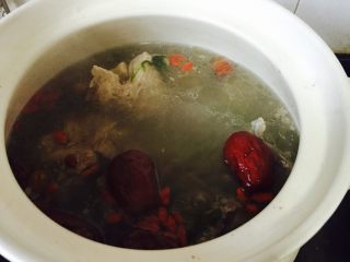 3、家常大骨汤,炖至中途加入几颗大枣和枸杞