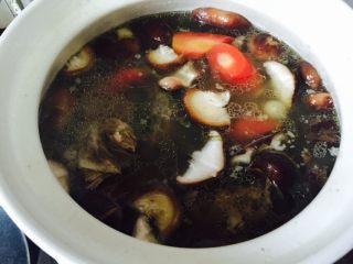 4、家常大骨汤,大骨快好时放入香菇和胡萝卜