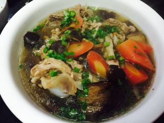 5、家常大骨汤,汤好时放入胡椒粉和葱花。