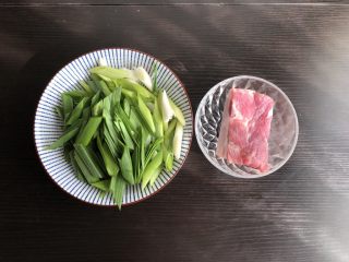 1、家常回锅肉,五花肉洗净，青蒜切段备用
