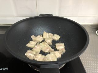 5、家常回锅肉,将五花肉下锅煸炒至变色出油