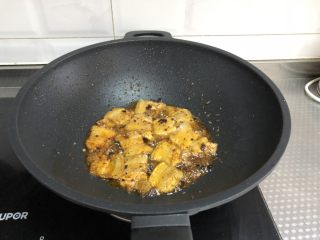 6、家常回锅肉,加入老干妈豆豉辣酱翻炒均匀