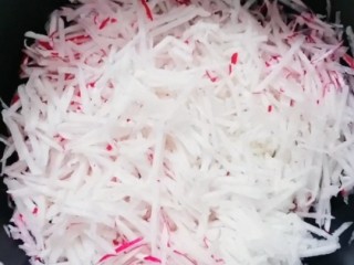 2、炸萝卜丸子,把大萝卜用的切成丝