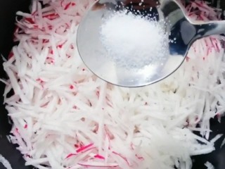 3、炸萝卜丸子,加入一小勺盐杀一下水份