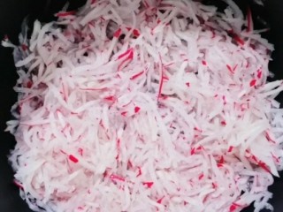 4、炸萝卜丸子,把大萝卜用手转干水份