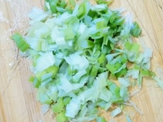 6、炸萝卜丸子,葱切末备用