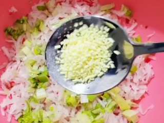 7、炸萝卜丸子,把大萝卜馅放入盆里，加入鸡精