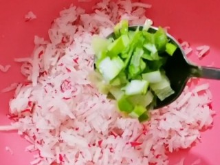 8、炸萝卜丸子,放入葱花