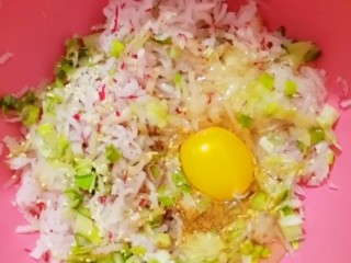 9、炸萝卜丸子,加入一个鸡蛋