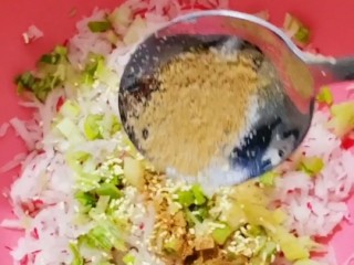 10、炸萝卜丸子,加入半小勺十三香