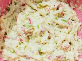 13、炸萝卜丸子,用筷子搅拌均匀即可