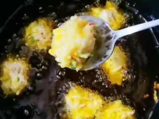 15、炸萝卜丸子,用勺子把萝卜馅制成丸子