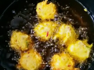 16、炸萝卜丸子,放入锅里，中小火炸制