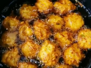 17、炸萝卜丸子,炸制金黄酥脆即可。