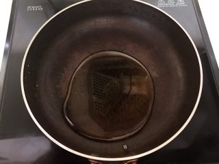 5、宝宝健康食谱 美味小零食夹心海苔,锅里加入麦芽糖,小火熬制