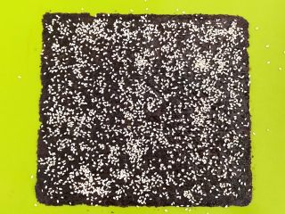 14、宝宝健康食谱 美味小零食夹心海苔,均匀的撒上一层熟白芝麻